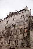 Verkohlte Fassade nach Brand, Wohnhaus in Paris, Frankreich.
