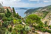 Blick vom Jardin Exotique d’Èze auf das Bergdorf Èze und die französische Riviera, Provence, Frankreich