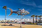 Skulptur El Atún Thunfisch an der Uferpromenade Conil de la Frontera,  Costa de la Luz, Andalusien, Spanien