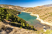 Die Río Guadalfeo Talsperre Embalse de Rules oder Rules-Stausee, Sierra Nevada, Andalusien, Spanien 