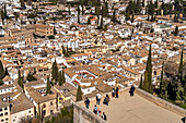 Blick von der Burganlage der Alhambra auf das  ehemalige maurische Wohnviertel Albaicín in Granada, Andalusien, Spanien  