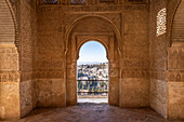 Palacio de Generalife Fenster mit Blick auf Granada, Welterbe Alhambra in Granada, Andalusien, Spanien  