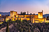 Blick vom Mirador de San Nicolas auf die Alhambra  in der Abenddämmerung, Granada, Andalusien, Spanien 