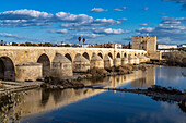 Römische Brücke über den Fluss Río Guadalquivir in Cordoba, Andalusien, Spanien  