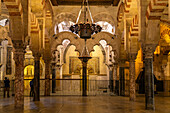 Maurische Säulen und Bögen im Innenraum der Mezquita - Catedral de Córdoba in Cordoba, Andalusien, Spanien  