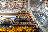 Orgel und Kuppel im Innenraum der Kathedrale - Mezquita - Catedral de Córdoba in Cordoba, Andalusien, Spanien 