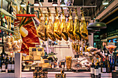 Schinken auf dem Markt Mercado de San Agustín in Granada, Andalusien, Spanien 