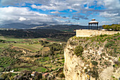 Aussichtspunkt Mirador de Ronda mit Blick über die Landschaft von Ronda, Andalusien, Spanien  