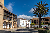 Platz Plaza Duquesa de Parcent mit Rathaus und Santa Maria la Mayor, Ronda, Andalusien, Spanien 