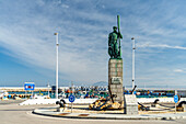 Das Denkmal für die Seemänner Monumento a los Hombres de la Mar am Hafen in Tarifa, Andalusien, Spanien 
