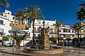 Brunnen und weisse Häuser am Platz Plaza España, Vejer de la Frontera, Andalusien, Spanien