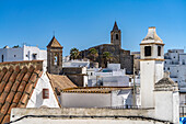 Pfarrkirche Divino Salvador und weisse Häuser von Vejer de la Frontera, Andalusien, Spanien
