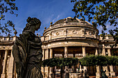 Antike Statue im Parco Tettuccio, halbkreisförmige Kolonnade der Terme Tettuccio, Montecatini Terme, Toskana, Italien