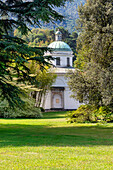 Kleine Kapelle in den Gärten der Villa Melzi, Bellagio, Comer See, Lombardei, Italien