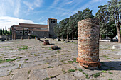Die alten Ruinen einer römischen Basilika in Triest, Friaul-Julisch-Venetien, Italien