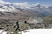 Hoch über der Fluhalp. Im Hintergrund links das Breithorn und rechts das Matterhorn, Zermatt, Wallis, Schweiz.