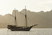 Segelschiff vor Komodo, Indonesien.