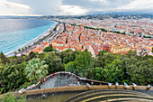 Blick vom Burgberg auf die Altstadt und den Strand von Nizza, Provence, Frankreich