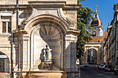 Brunnen in der Altstadt und die St.-Johannes  Kathedrale in Besancon, Bourgogne-Franche-Comté, Frankreich, Europa