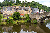 Mittelalterliche Gebäude und Steinbrücke am Fluss Rance in Dinan, Bretagne, Frankreich 