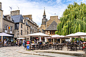 Restaurant und der Uhrturm Tour de l'Horloge in der historischen Altstadt von Dinan, Bretagne, Frankreich
