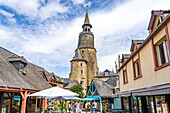 Uhrturm Tour de l'Horloge in der historischen Altstadt von Dinan, Bretagne, Frankreich 