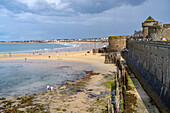 Stadtmauer und Strand von Saint Malo, Bretagne, Frankreich  