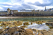 Stadtmauer und Strand von Saint Malo, Bretagne, Frankreich