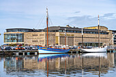 Segelboote im Hafen und das Casino Barriere, Saint Malo, Bretagne, Frankreich