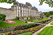 Das Schloss Château de l’Hermine und die Gärten Jardin des remparts in Vannes, Bretagne, Frankreich 