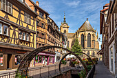 Fachwerkhäuser und das Martinsmünster in Colmar, Elsass, Frankreich 