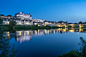 Die Loire und Schloss Amboise in der Abenddämmerung, Amboise, Frankreich 