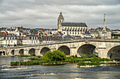 Stadtansicht mit der Brücke über die Loire und die römisch-katholische Kathedrale Saint-Louis, Blois, Frankreich 