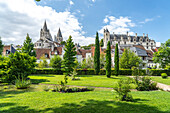 Der Stadtpark Jardin Public, Kirche Saint-Ours und Logis Royal, Schloss Loches, Loire-Tal, Frankreich 
