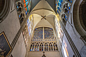 Fensterrose und Kirchendecke im Innenraum der Kathedrale Saint-Gatien in Tours, Loiretal, Frankreich