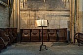 Offenes Buch im Innenraum der Kathedrale Saint-Gatien in Tours, Loiretal, Frankreich