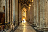 Säulen im Innenraum der Kathedrale Saint-Gatien in Tours, Loiretal, Frankreich