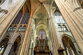 Kirchenorgel und Fensterrose im Innenraum der Kathedrale Saint-Gatien in Tours, Loiretal, Frankreich