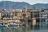 Stadtansicht und Hafen von Kyrenia oder Girne, Türkische Republik Nordzypern, Europa 