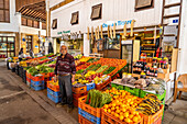 Stand mit Obst und Gemüse in der Markthalle Bandabulya Municipal Market in Nord-Nikosia oder Lefkosa, Türkische Republik Nordzypern, Europa