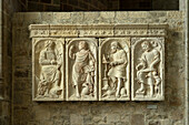 Kalksteinrelief der Vier Evangelisten Markus, Johannes, Lukas und Matthäus, Klosterberg Mont Saint-Michel, Le Mont-Saint-Michel, Normandie, Frankreich