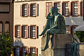Die Skulpur Helvetia auf der Reise an der Mittleren Brücke in Basel, Schweiz, Europa