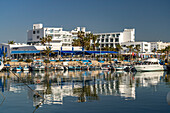 Fischerboote und Ausflugsboote im Hafen von Agia Napa, Zypern, Europa 