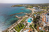 Strand und Hotels der Coral Bay aus der Luft gesehen, Zypern, Europa  