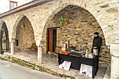Verkäufer mit Johannisbrotsirup und Granatapfel in der Altstadt von Pano Lefkara, Zypern, Europa