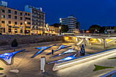 Moderne Architektur und bunt beleuchtete Brunnen des Eleftheria Platz in der Abenddämmerung, Nikosia, Zypern, Europa
