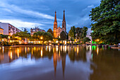 Die Evangelische Stadtkirche und der Brunnen auf dem Augustaplatz in der Abenddämmerung, Baden-Baden, Baden-Württemberg, Deutschland