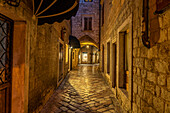 Einsame Altstadt Gasse in der Abenddämmerung, Kotor, Montenegro, Europa  