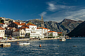 Perast mit der Sveti-Nikola-Kirche an der Bucht von Kotor, Montenegro, Europa  