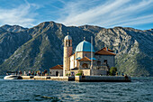 Die künstliche Insel Gospa od Skrpjela mit der Kirche St. Marien auf dem Felsen  bei Perast an der Bucht von Kotor, Montenegro, Europa  